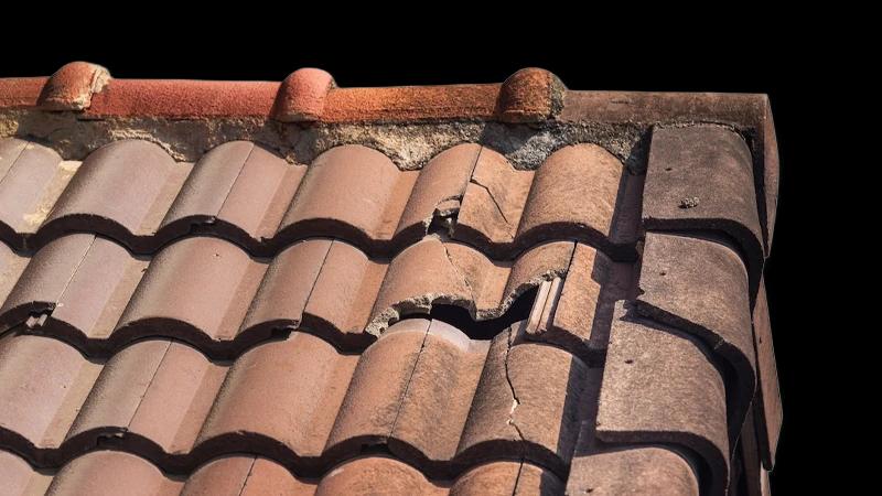 Hochauflösende Detailaufnahme gebrochener Dachziegel am First